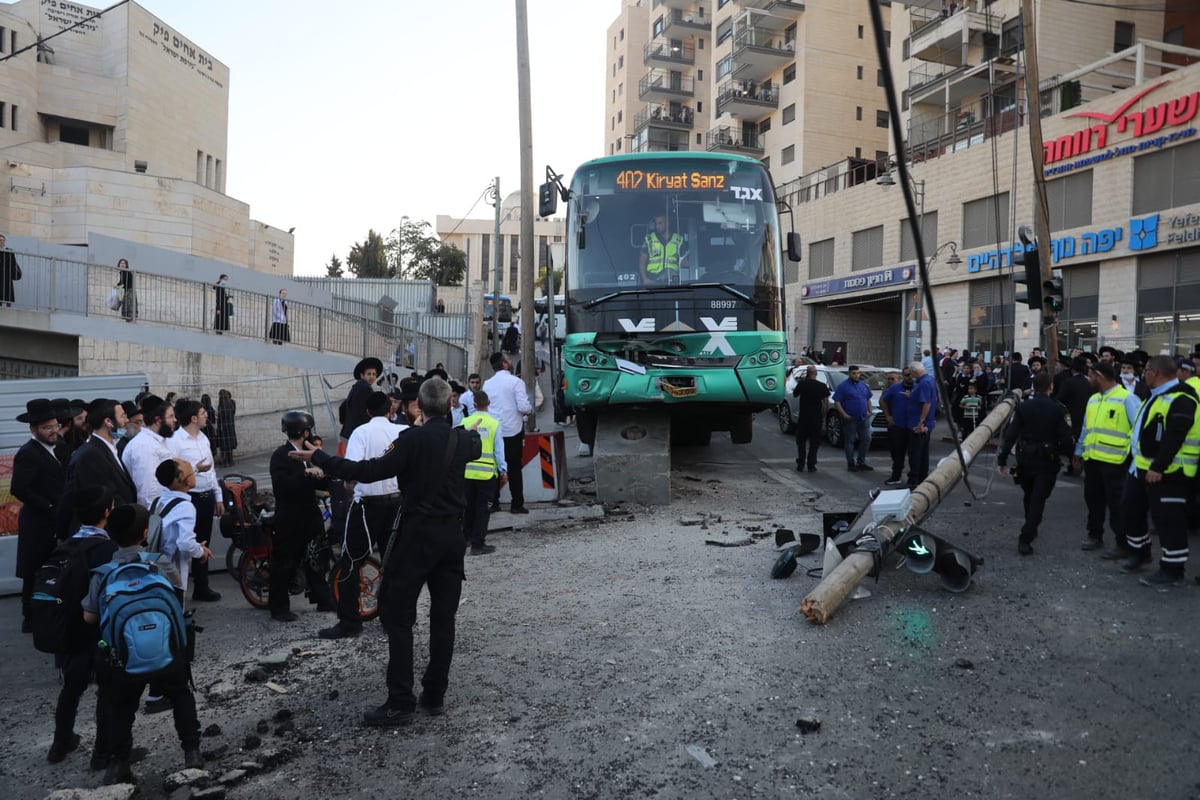 אוטובוס איבד שליטה; חרדית נפצעה קל