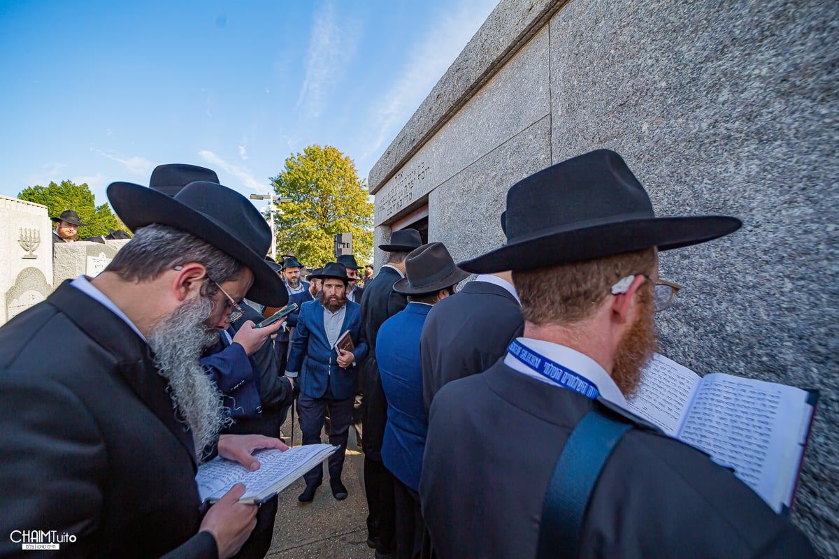 אלפי שלוחי חב"ד התכנסו לתפילה וזעקה בציון הרבי זי"ע