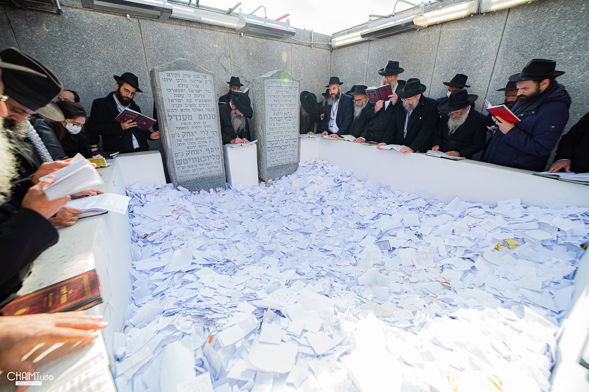 אלפי שלוחי חב"ד התכנסו לתפילה וזעקה בציון הרבי זי"ע