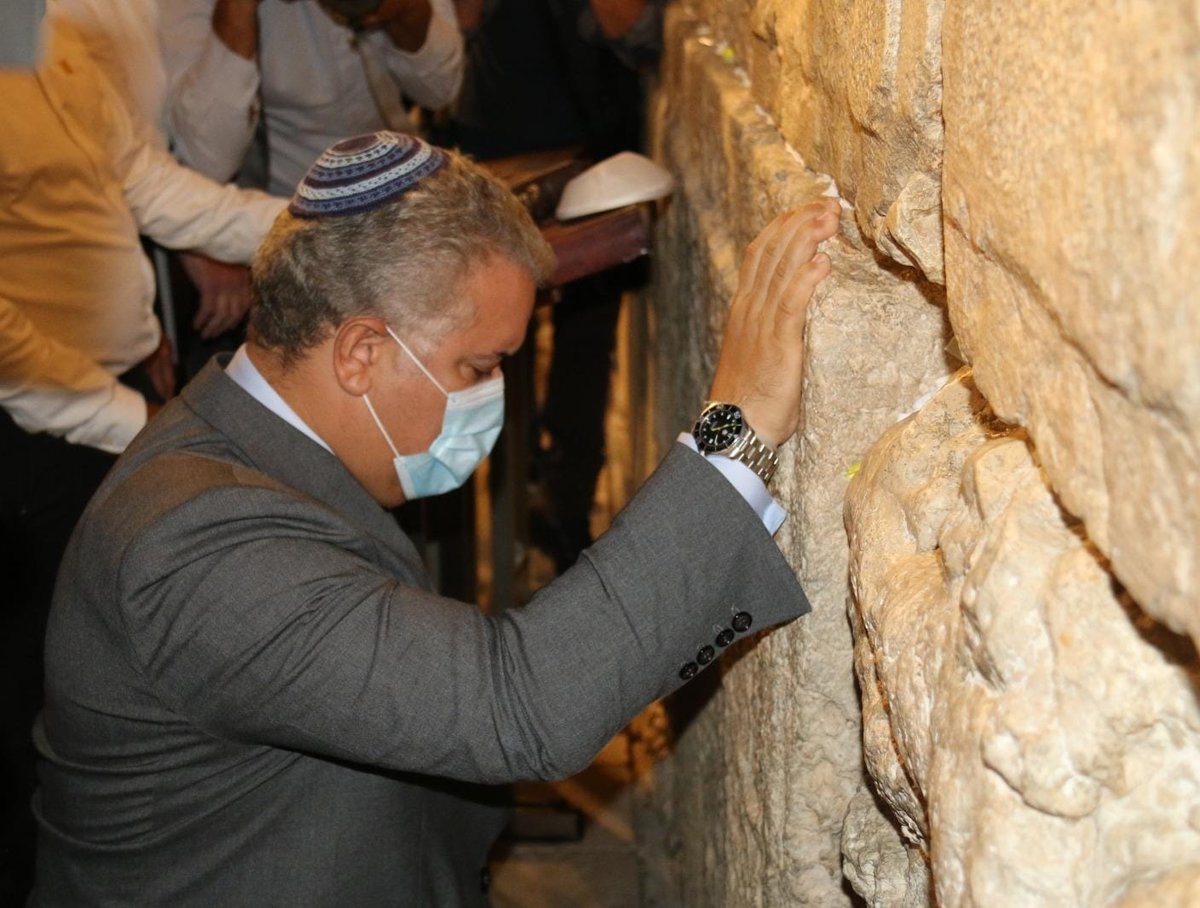 לפני הפגישה עם בנט: נשיא קולומביה הגיע לכותל