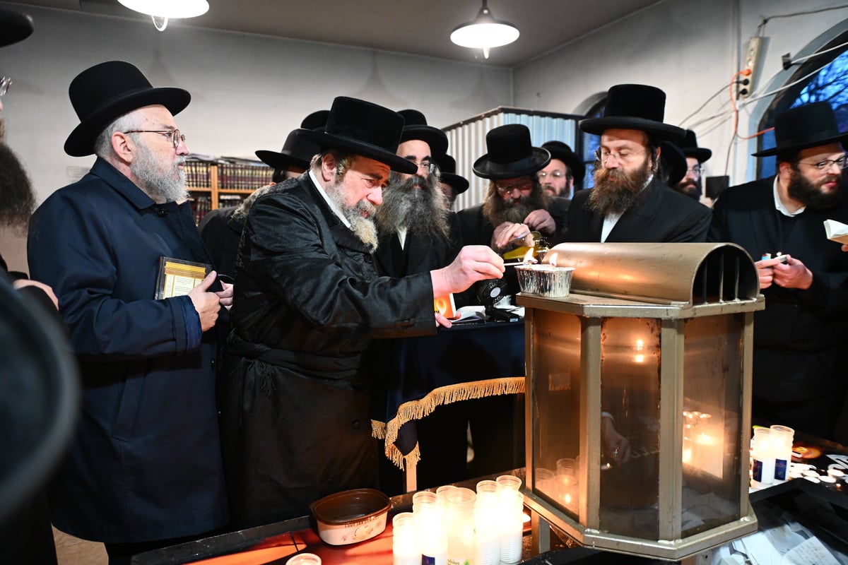 במסע לפולין: הרבי מרחמסטריווקא חילק פירות לסגולה