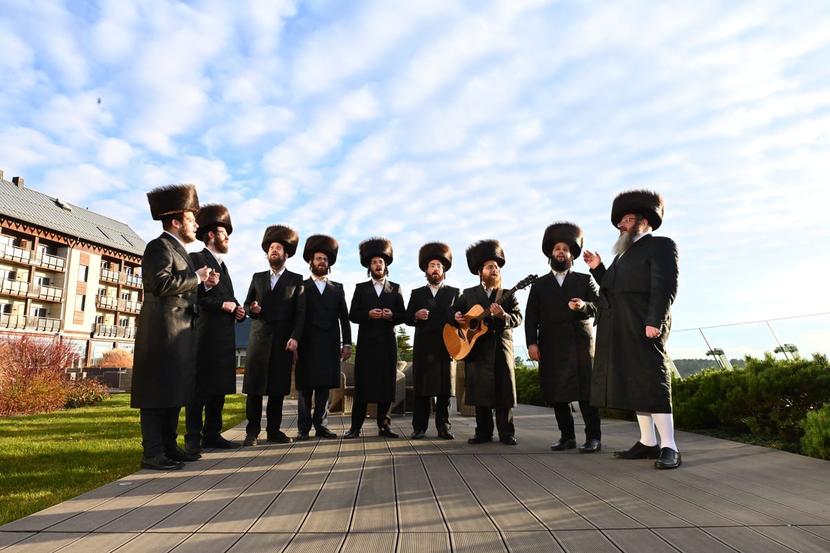 במסע לפולין: הרבי מרחמסטריווקא חילק פירות לסגולה