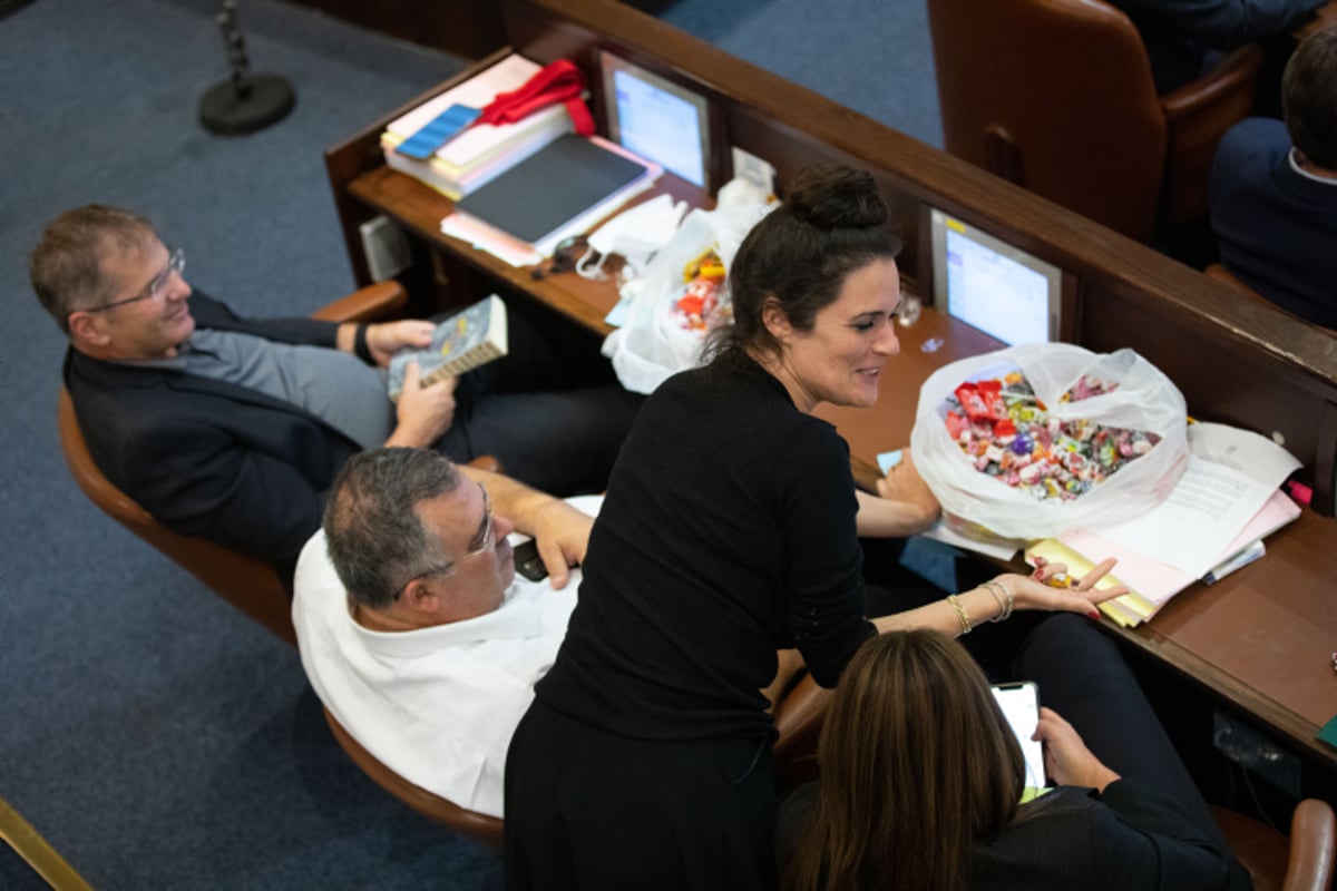 סוף לחגיגות: איסור הכנסת ממתקים למליאה