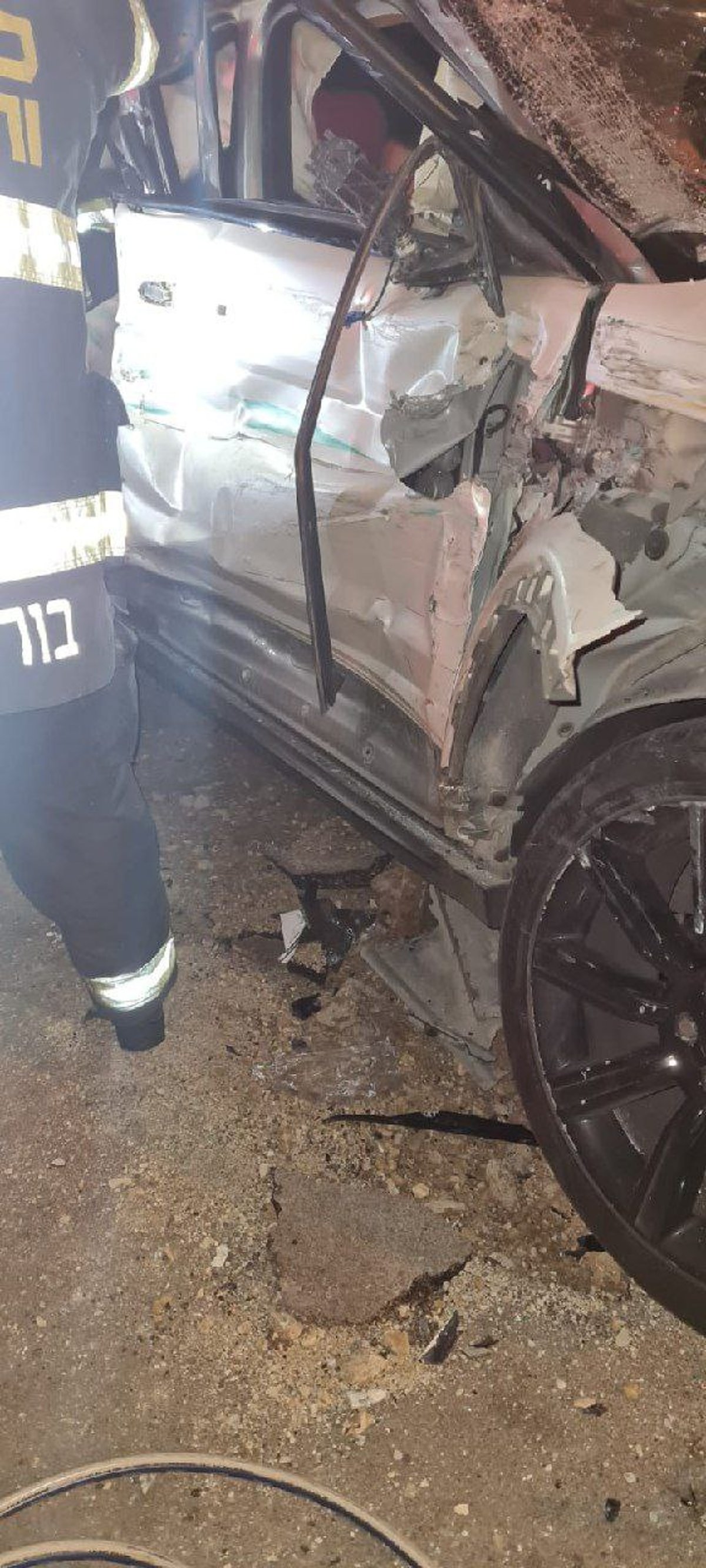 רכב התנגש באוטובוס; שני צעירים נפצעו בינוני