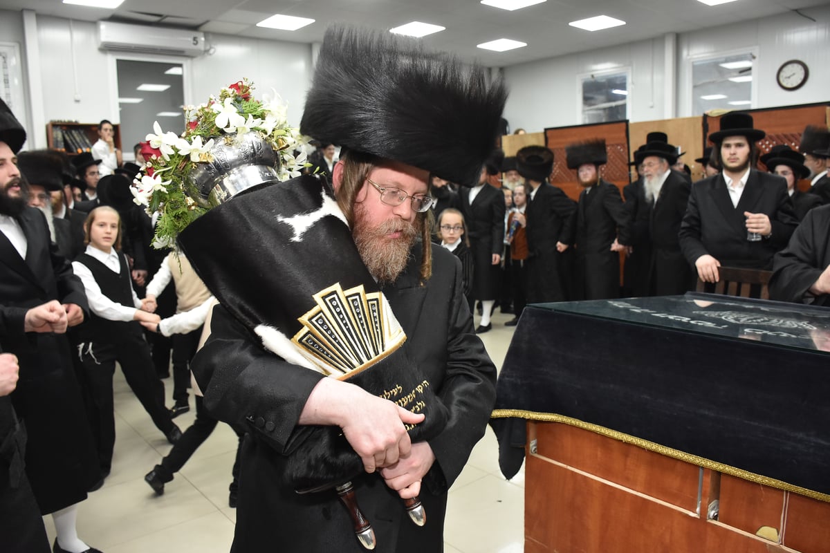 מביתו של הנדיב: ספר תורה הוכנס למרכז החסידות בבני ברק