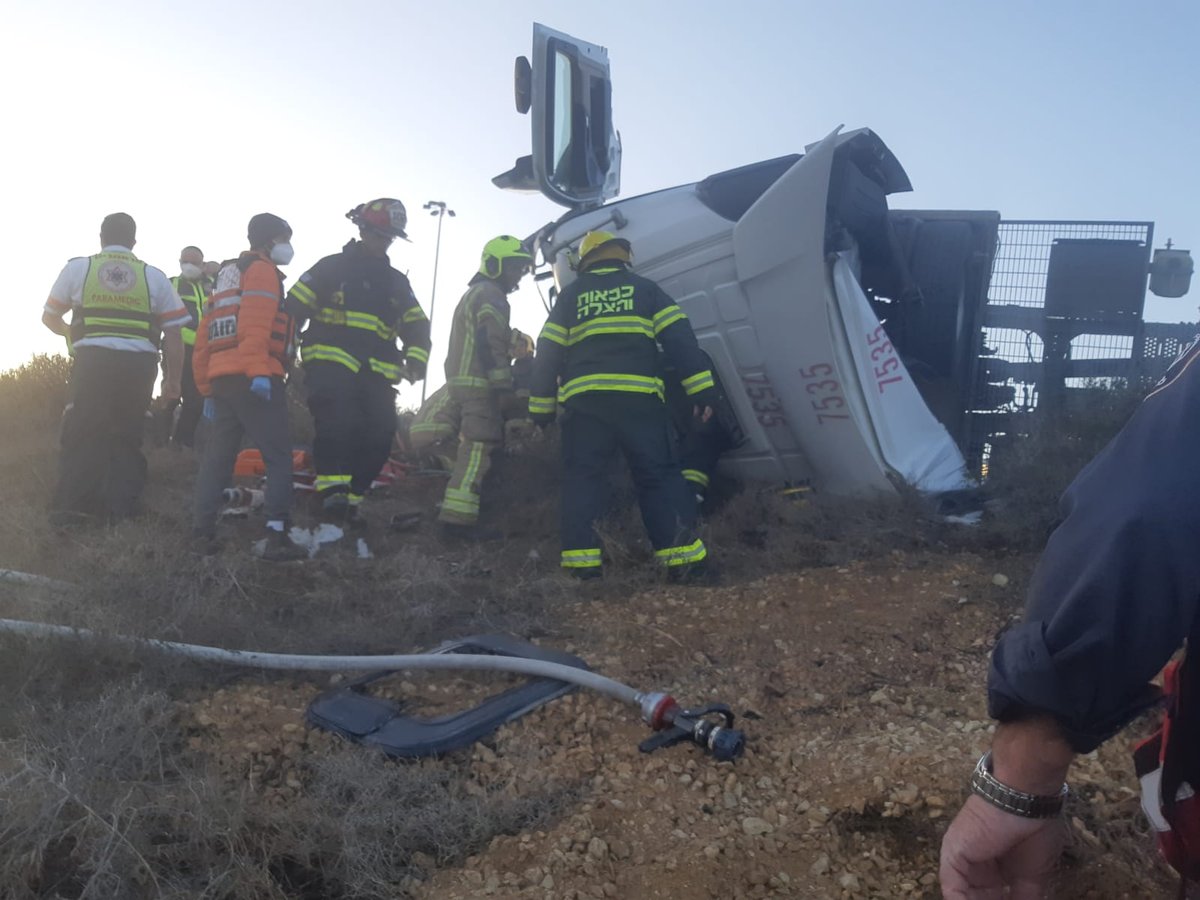 משאית עם חומרים מסוכנים - התהפכה ; צפו