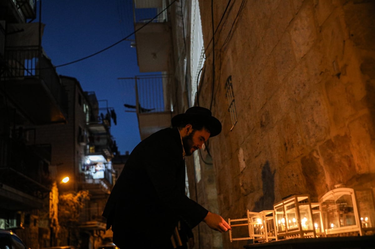 הדלקת נרות חנוכה ברחובותיה של  ירושלים