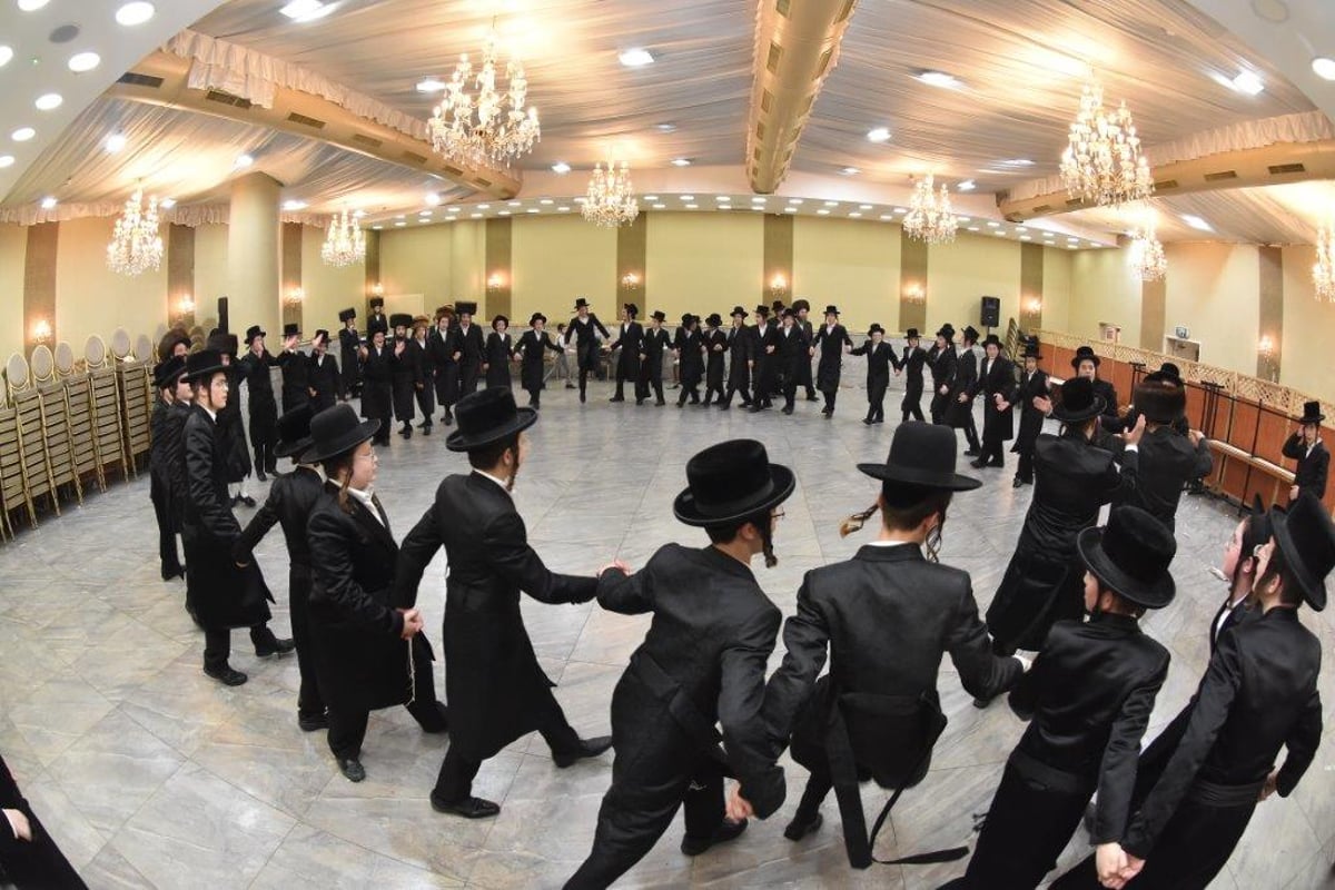 מכנובקא: הבחורים ערכו שבע ברכות לנכד האדמו"ר