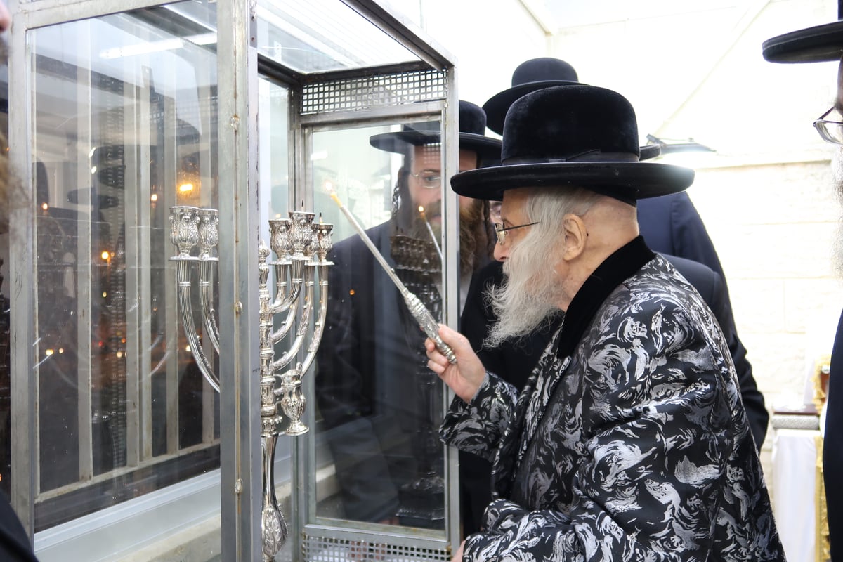 תיעוד: גאב"ד העדה  בהדלקת נרות חנוכה