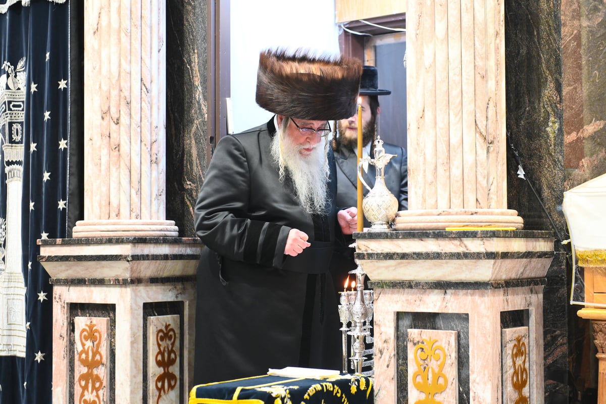 הבחורים כתבו פלפול: הדלקת נרות חנוכה בצאנז