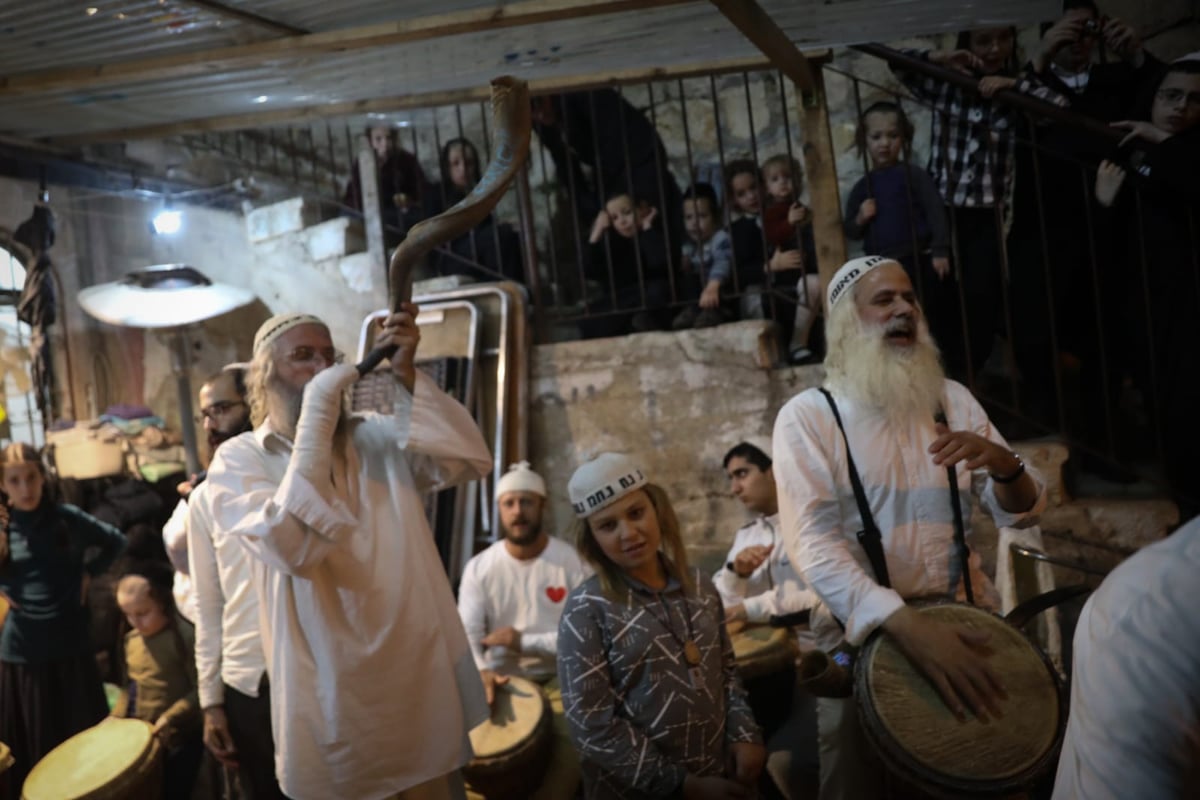 כשהברסלבים עשו 'שמח' במאה שערים • צפו