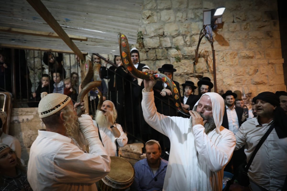 כשהברסלבים עשו 'שמח' במאה שערים • צפו