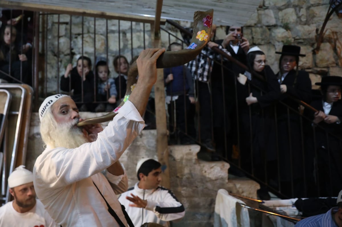 כשהברסלבים עשו 'שמח' במאה שערים • צפו