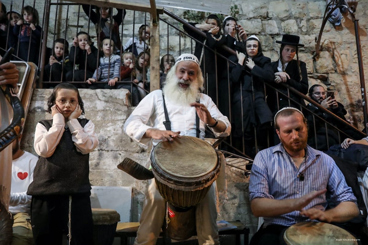 כשהברסלבים עשו 'שמח' במאה שערים • צפו