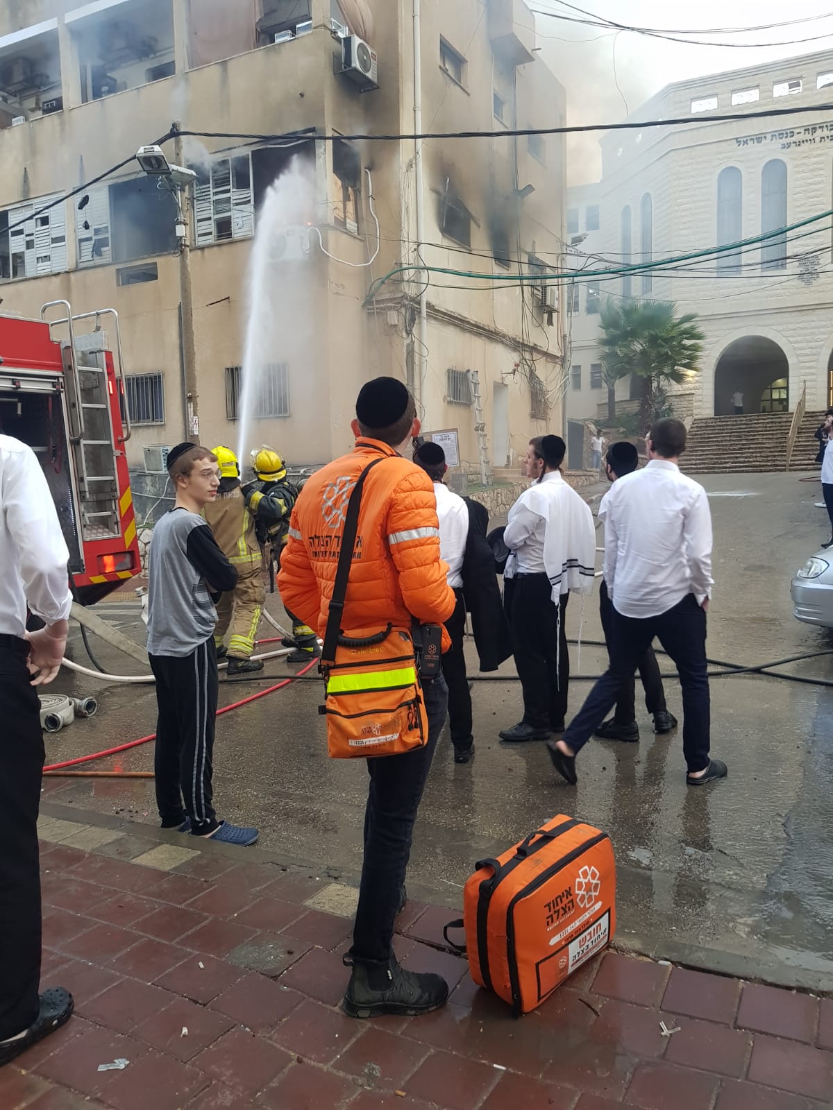 שריפה פרצה בפניימית ישיבת 'סלבודקא'; תיעוד