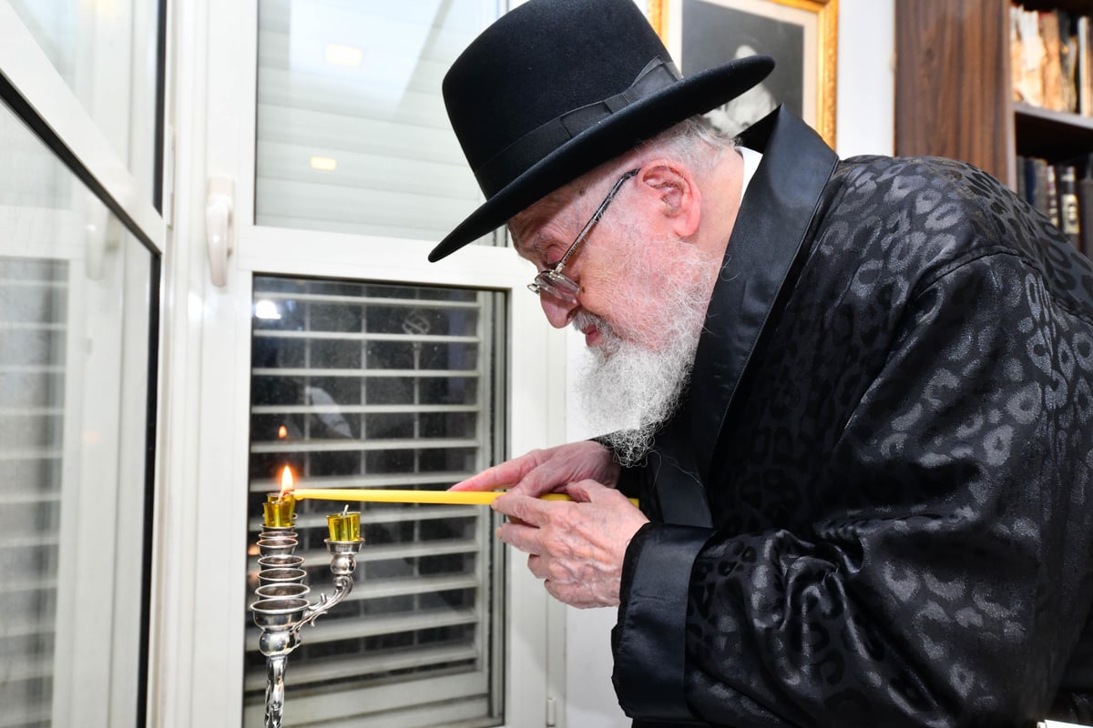 צפו: חבר 'המועצת' הגאון רבי מאיר צבי ברגמן בהדלקת נר חנוכה