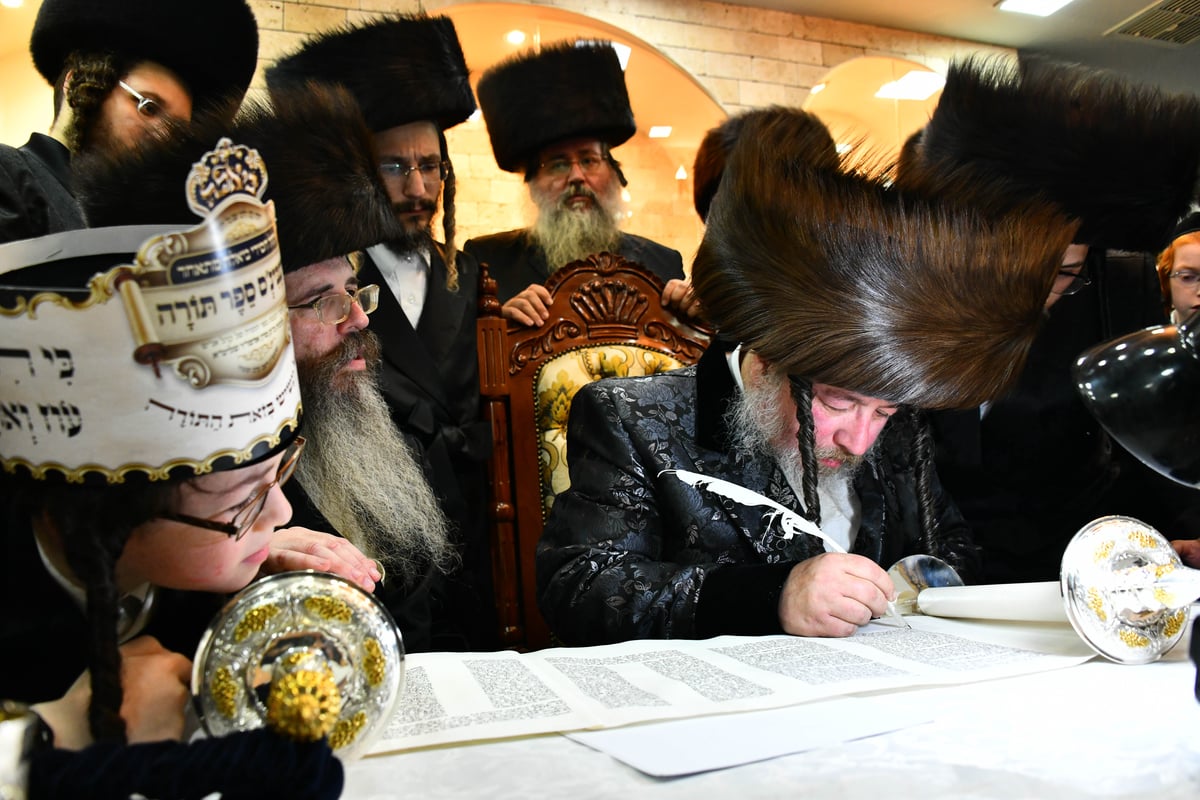 לזכות האדמו"ר: החסידים הכניסו ספר תורה