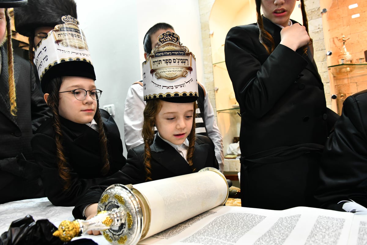 לזכות האדמו"ר: החסידים הכניסו ספר תורה