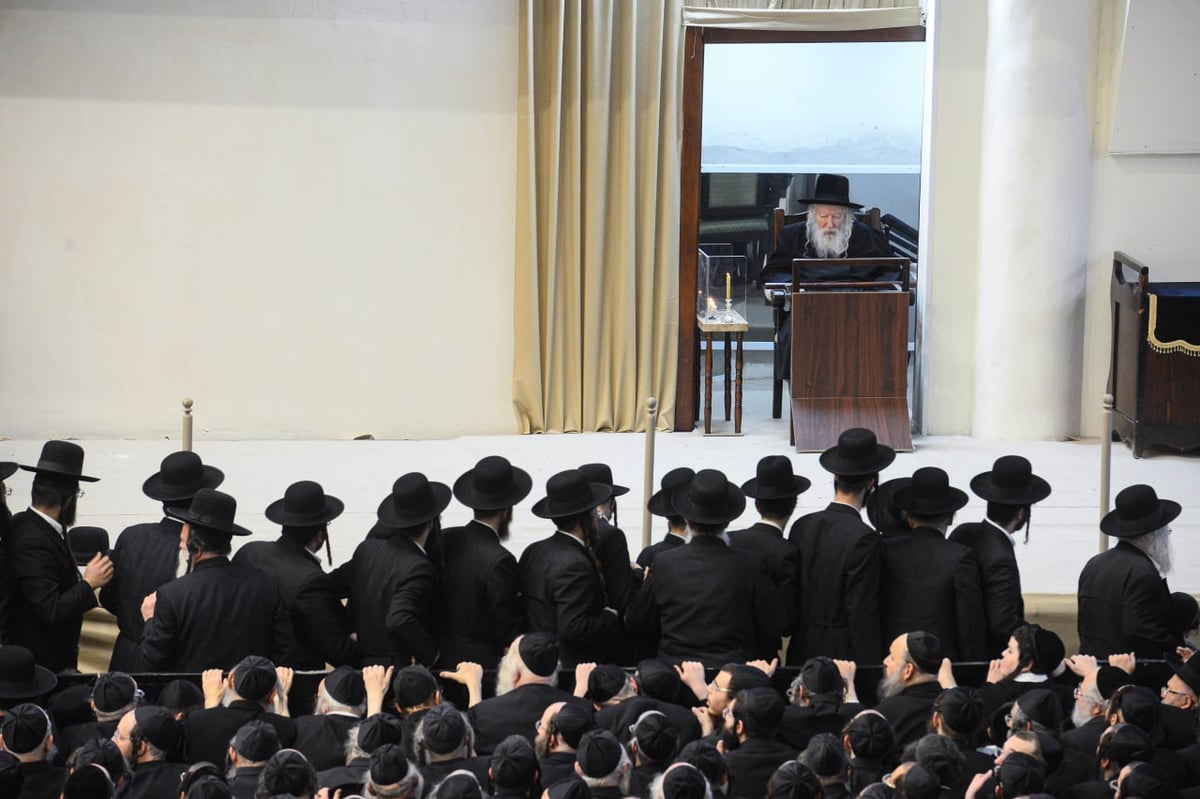 צפו בתיעוד מרהיב: ההמונים בנר שמיני בגור