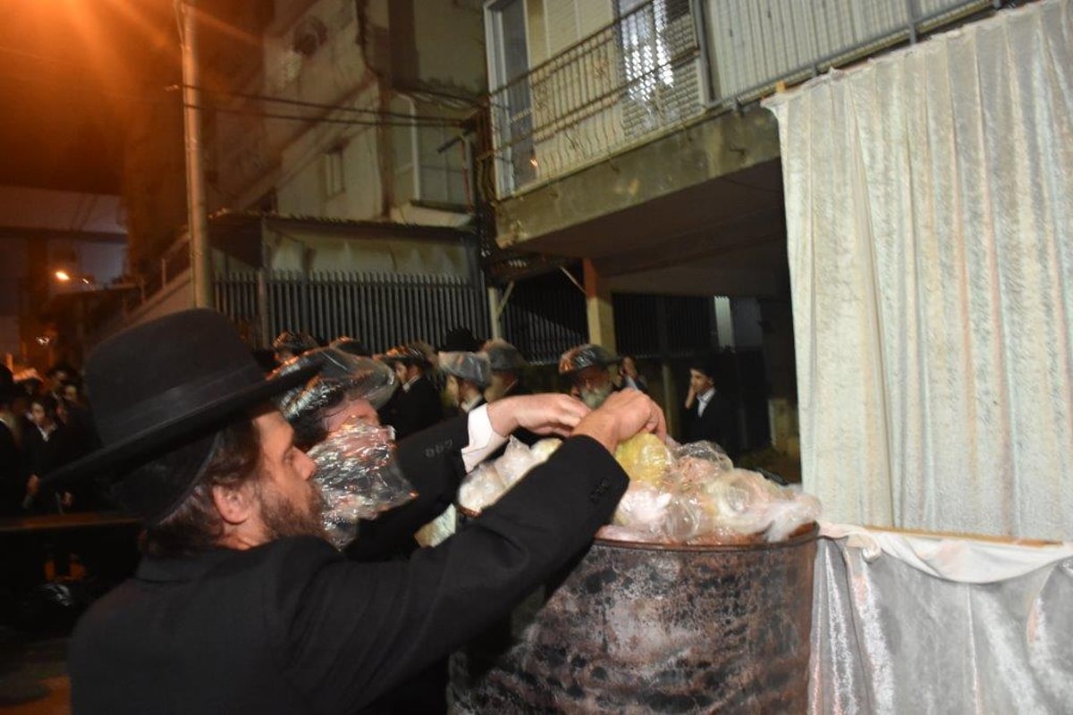 'זאת חנוכה': הרבי משומרי אמונים שרף את הפתילות