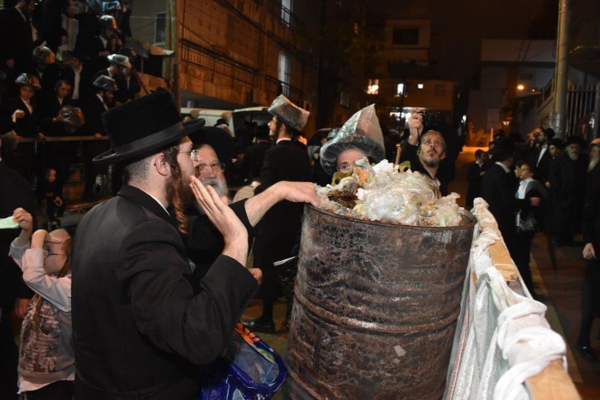 'זאת חנוכה': הרבי משומרי אמונים שרף את הפתילות