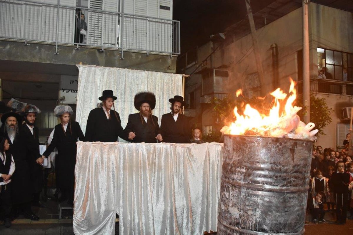 'זאת חנוכה': הרבי משומרי אמונים שרף את הפתילות