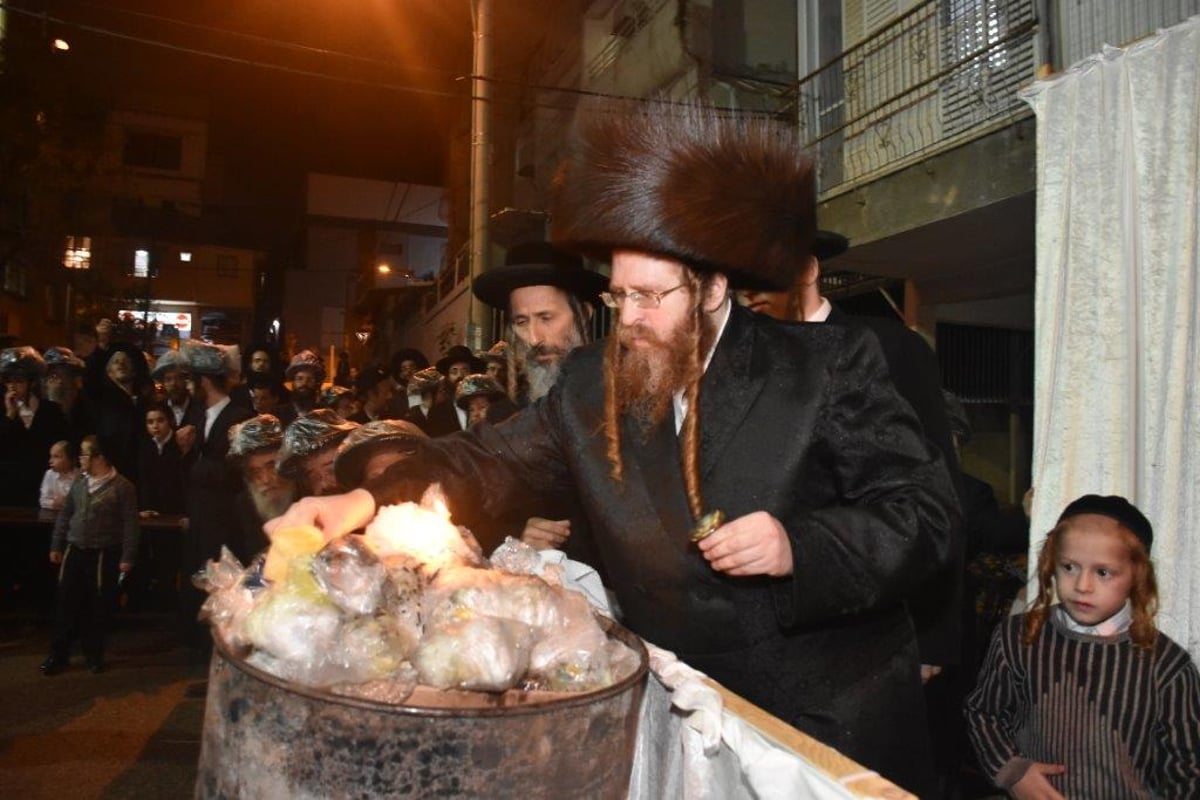 'זאת חנוכה': הרבי משומרי אמונים שרף את הפתילות