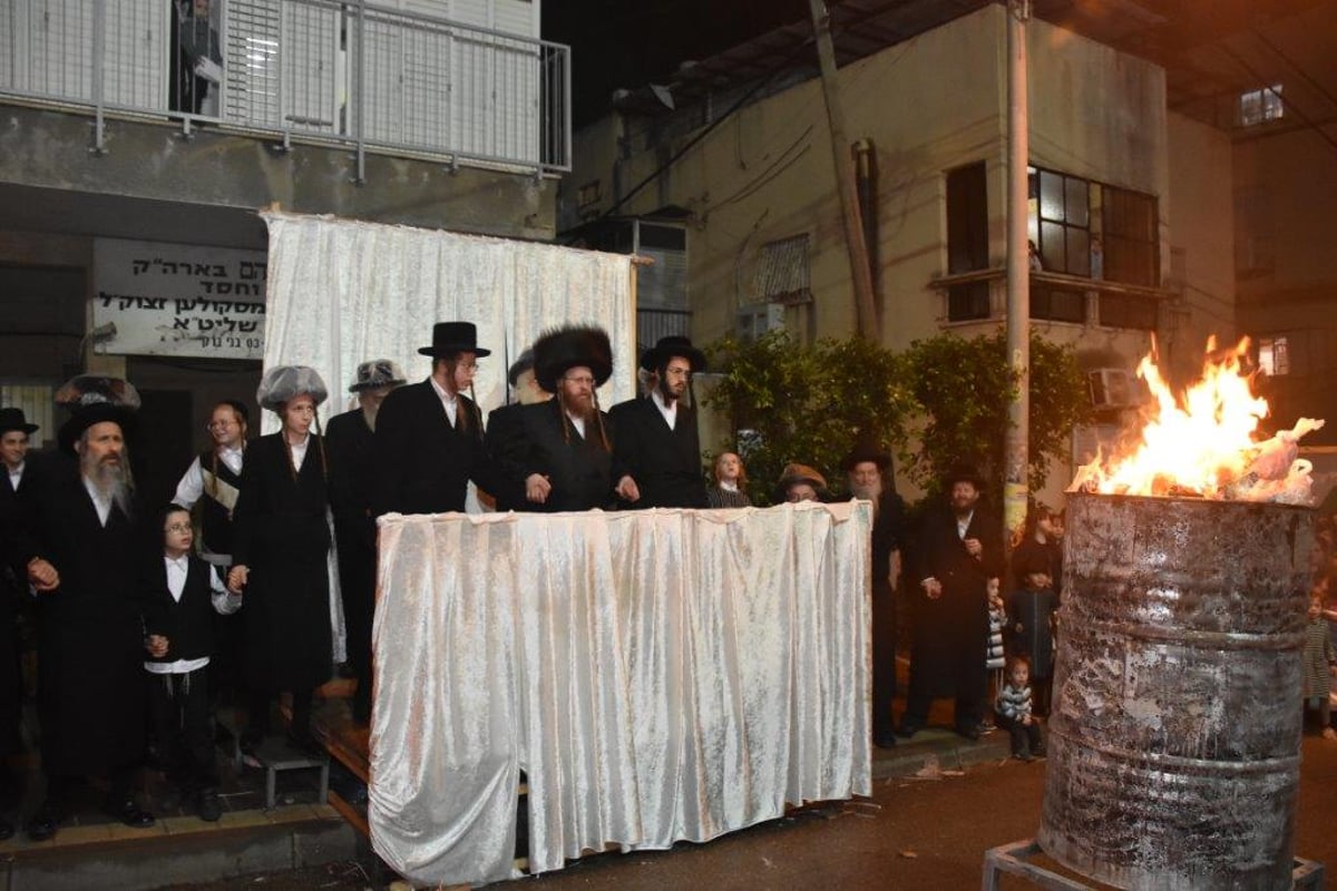 'זאת חנוכה': הרבי משומרי אמונים שרף את הפתילות