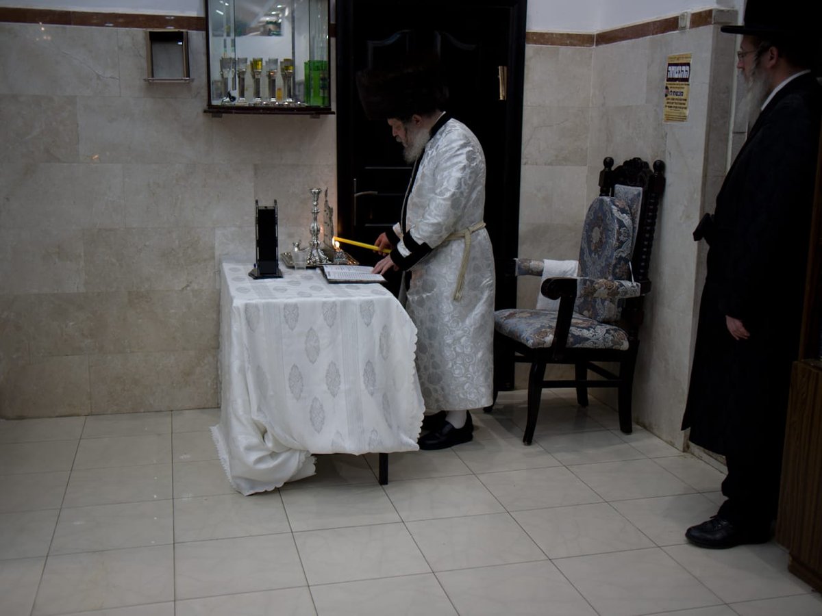 האדמו"ר מנדבורנא - ביתר הדליק את הנר השמיני