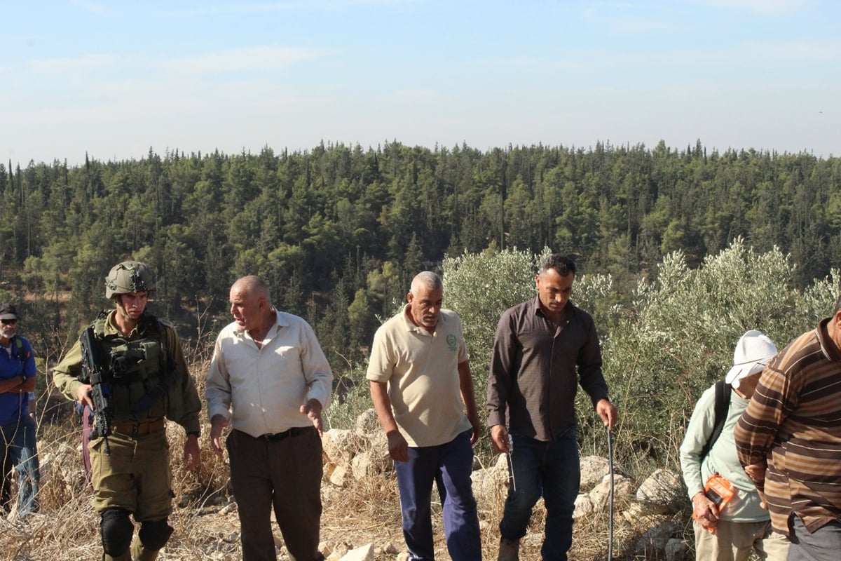 נכבדי כפר 'אל מידיה', עם מפקד יחידת 'מכבים' הצה"לית