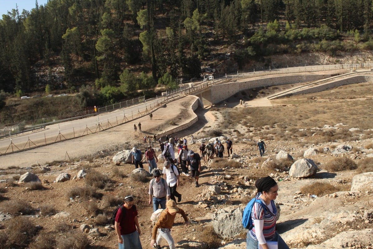 סיקור ותיעוד: ביקור באדמת הקודש של 'תל א-ראס'; צפו