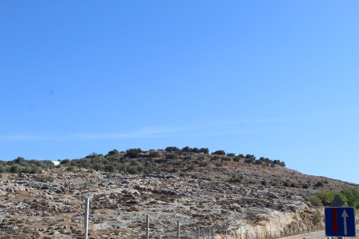 סיקור ותיעוד: ביקור באדמת הקודש של 'תל א-ראס'; צפו