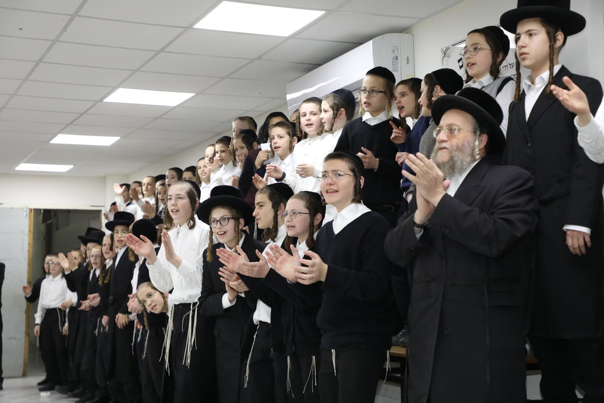 האדמו"ר מערלוי הכניס את הנין לתלמוד תורה