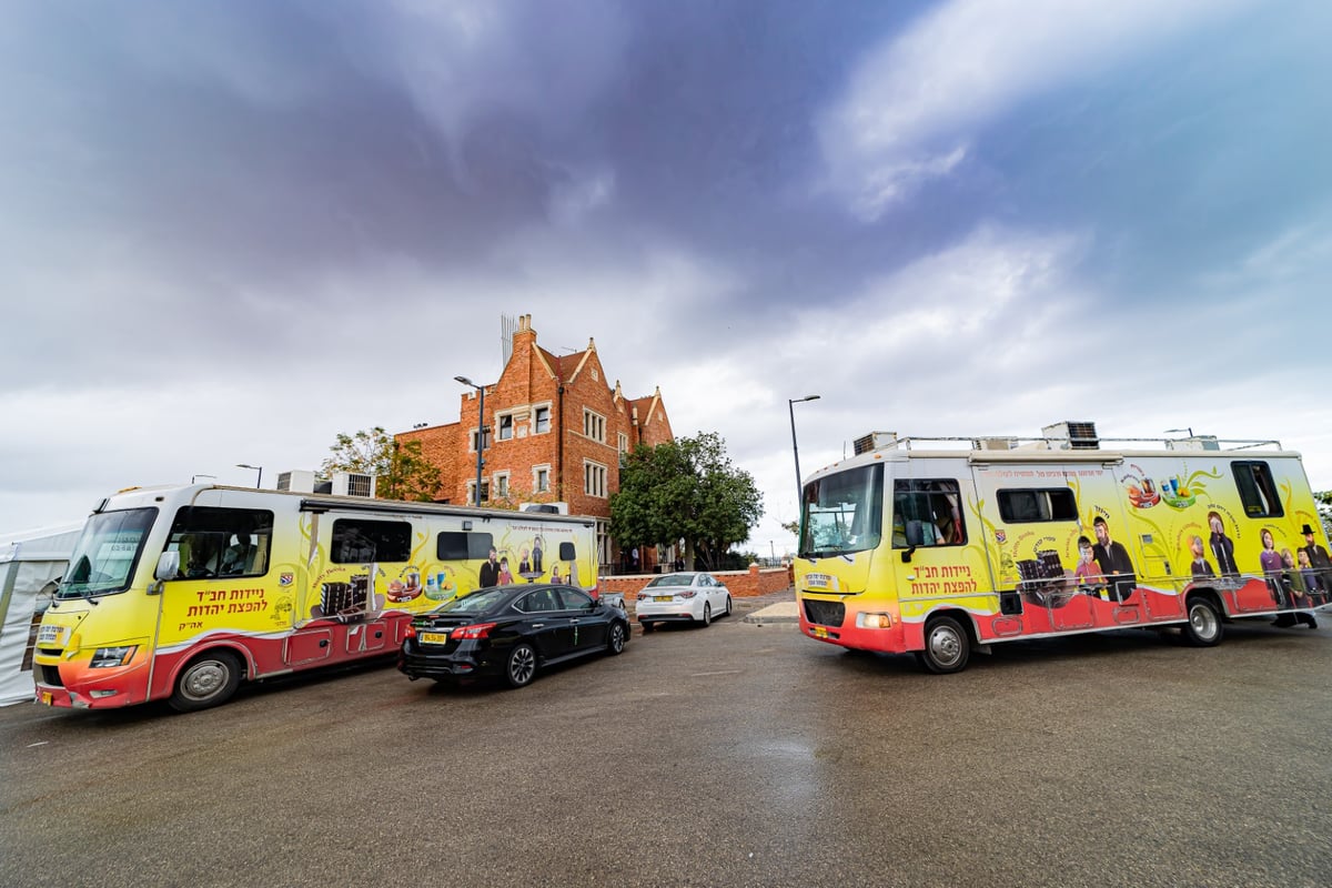 מרהיב: שיירת הטנקים של חב"ד מסביב לישראל