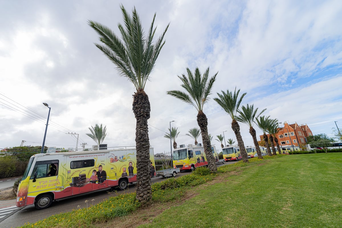 מרהיב: שיירת הטנקים של חב"ד מסביב לישראל