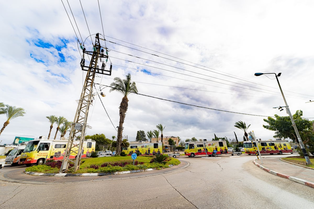 מרהיב: שיירת הטנקים של חב"ד מסביב לישראל