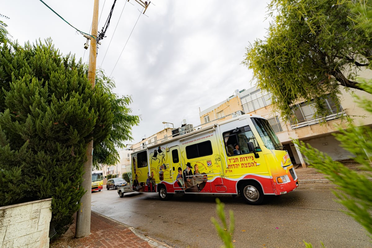 מרהיב: שיירת הטנקים של חב"ד מסביב לישראל