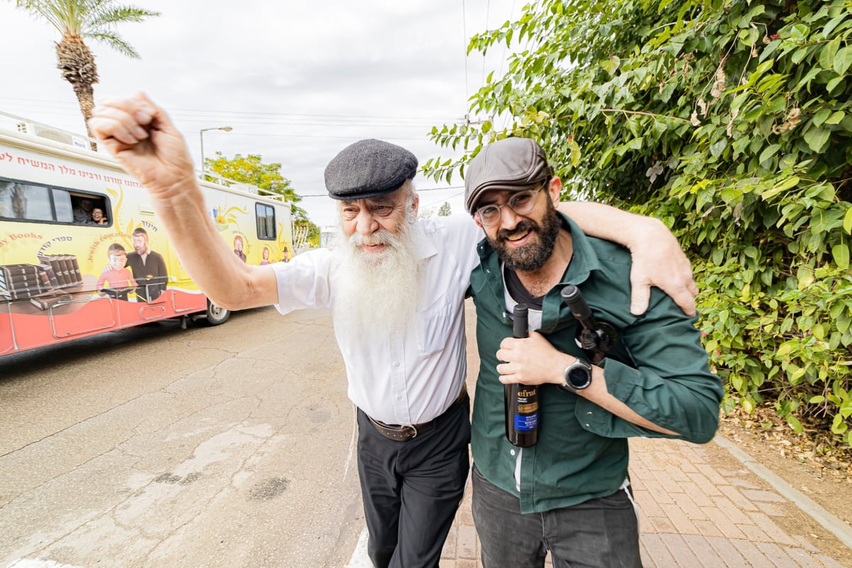 מרהיב: שיירת הטנקים של חב"ד מסביב לישראל