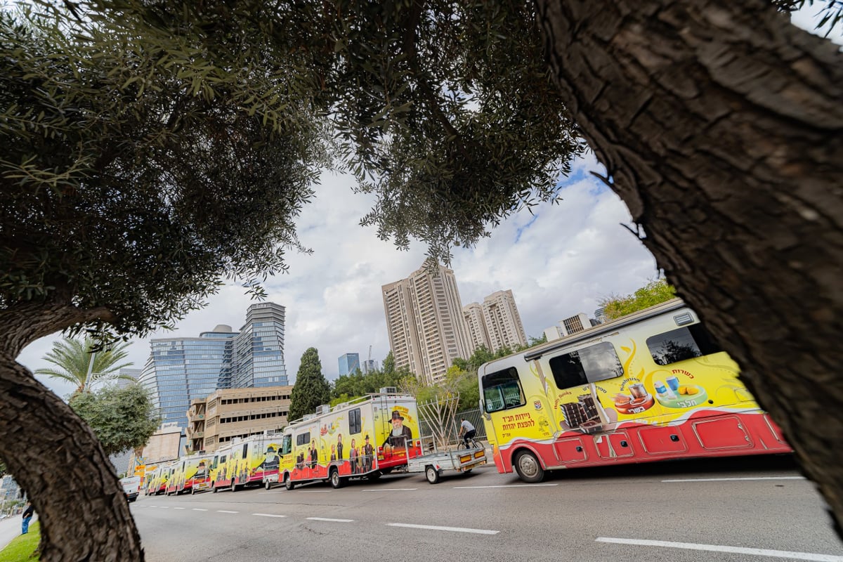 מרהיב: שיירת הטנקים של חב"ד מסביב לישראל