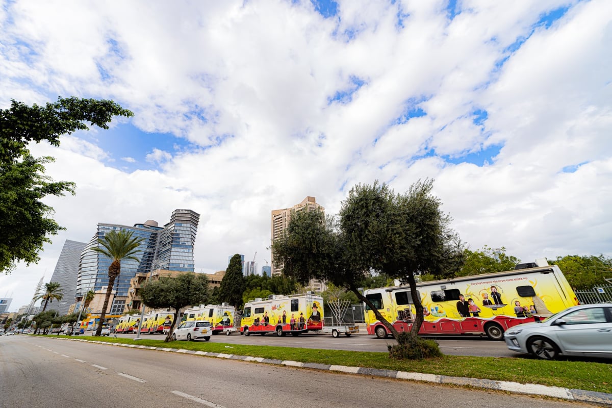 מרהיב: שיירת הטנקים של חב"ד מסביב לישראל