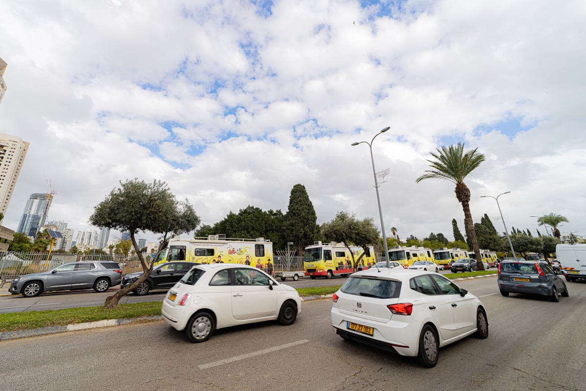 מרהיב: שיירת הטנקים של חב"ד מסביב לישראל