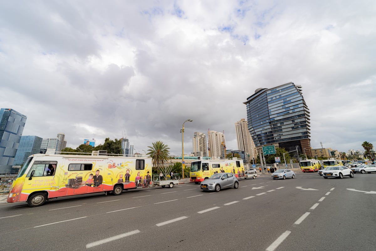 מרהיב: שיירת הטנקים של חב"ד מסביב לישראל