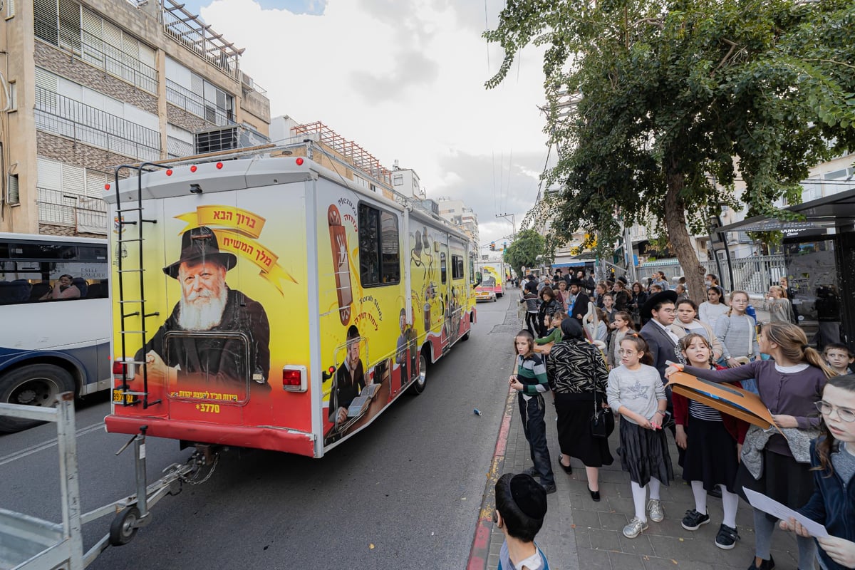 מרהיב: שיירת הטנקים של חב"ד מסביב לישראל