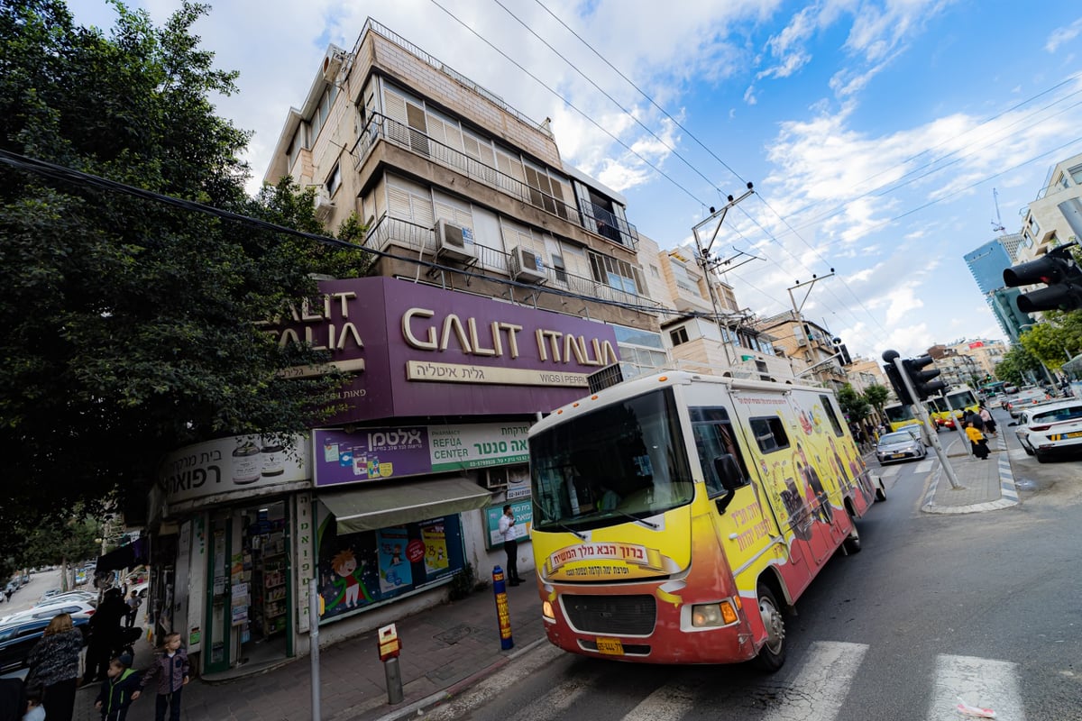 מרהיב: שיירת הטנקים של חב"ד מסביב לישראל