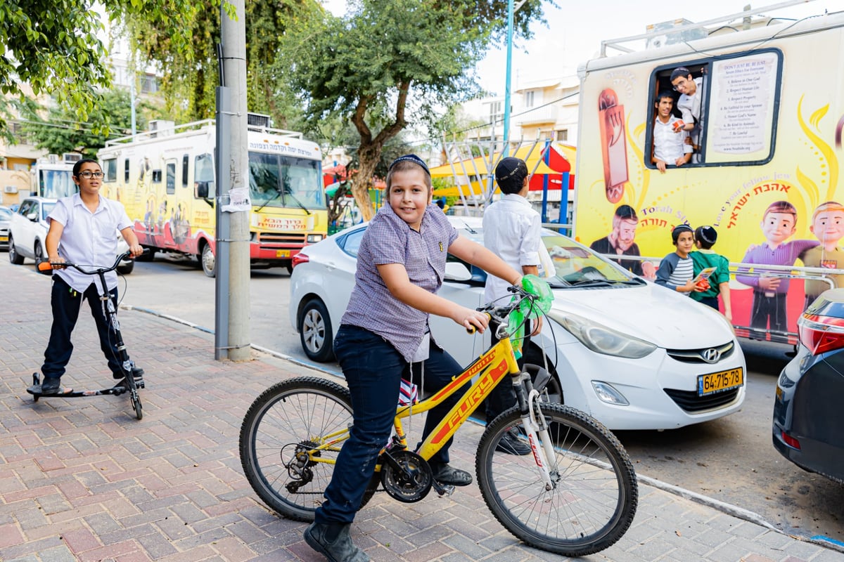 מרהיב: שיירת הטנקים של חב"ד מסביב לישראל