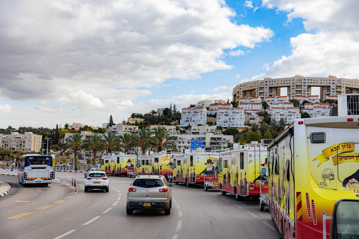 מרהיב: שיירת הטנקים של חב"ד מסביב לישראל