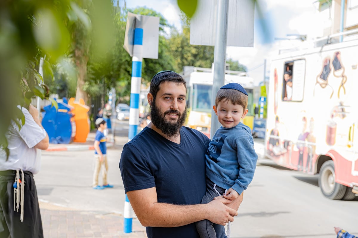 מרהיב: שיירת הטנקים של חב"ד מסביב לישראל