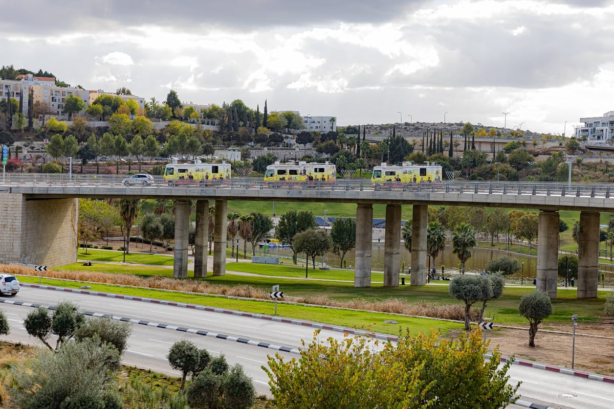 מרהיב: שיירת הטנקים של חב"ד מסביב לישראל