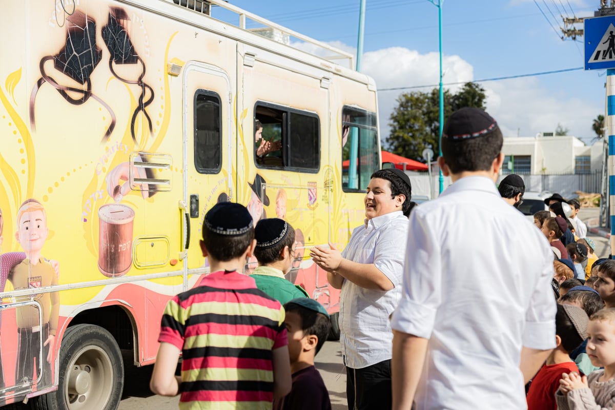 מרהיב: שיירת הטנקים של חב"ד מסביב לישראל