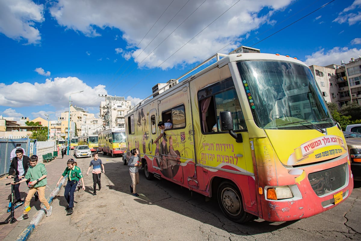 מרהיב: שיירת הטנקים של חב"ד מסביב לישראל